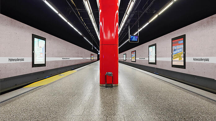 So soll der U-Bahnhof Hohenzollernplatz nach der Sanierung aussehen. Erkennen Sie den Unterschied? Die Vertäfelung der Wände ist weg. Auch das Licht ist neu.
