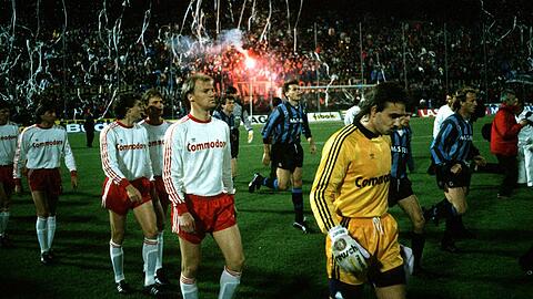 7. Dezember 1988: Die Bayern mit Torwart Raimond Aumann (gelbes Trikot) treten zum denkwürdigen Rückspiel bei Inter an.