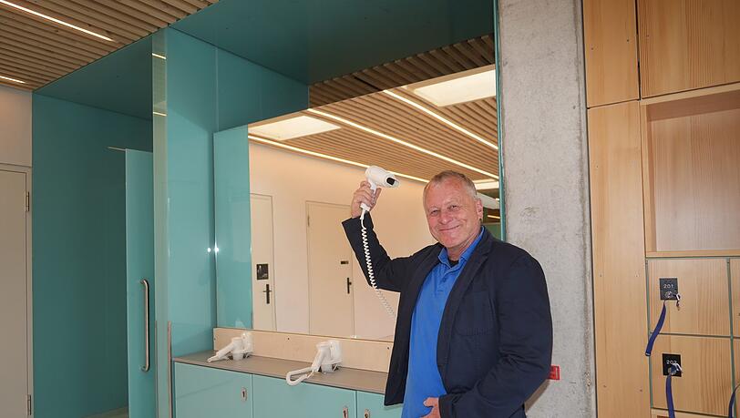 SWM-Projektleiter Alexander Steger hat den Umbau des Naturbads koordiniert. Hier zeigt er das neue Holzgebäude, in dem sich die Umkleiden und Duschen befinden, samt Fön. SWM-Projektleiter Alexander Steger hat den Umbau des Naturbads koordiniert. Hier zeigt er das neue Holzgebäude, in dem sich die Umkleiden und Duschen befinden, samt Fön.