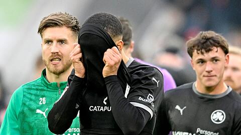 Die F&uuml;rther Hinrunde endete beim 1:2 in D&uuml;sseldorf entt&auml;uschend: Maximilian Dietz verbirgt sein Gesicht.