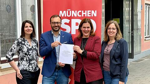 Die SPD hat am Samstag auf ihrem Parteitag den Koalitionsvertrag abgeknickt. Mit verhandelt haben diesen die Fraktionschefs Anne H&uuml;ber und Christian K&ouml;ning, B&uuml;rgermeisterin Verena Dietl und Stadtr&auml;tin Lena Odell (von links nach rechts).