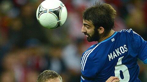 Grigoris Makos bei der EM im Duell mit Bastian Schweinsteiger