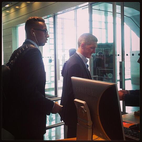 Jerome Boateng (l.) und Bastian Schweinsteiger auf dem Weg ins Flugzeug.