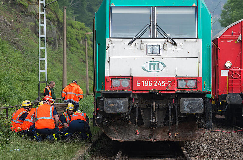 Mitarbeiter des THW begutachten die entgleiste Lok des Güterzuges.
