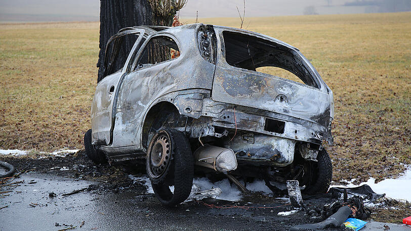 Das Auto ist vollkommen ausgebrannt, der Fahrer tot. Die Feuerwehr konnte nichts mehr für ihn tun.