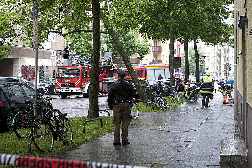 Eine Schlinge wird am Baum befestigt und danach straff gezogen, damit der Baum erst einmal sicherer in seiner Schräglage liegt.