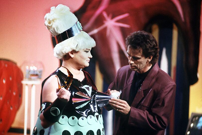 Einer der ersten Erfolge für RTL war die Comedyspielshow "Alles Nichts Oder" mit Hella von Sinnen und Hugo Egon Balder (Archivbild von 1989). Für jede Folge wurde ein Promi eingeladen, der an albern-absurden Spielen gegen die Moderatoren antreten musste. Der jeweilige Verlierer einer Runde bekam eine Torte. Wer am Ende der Show die meisten Torten gesammelt hatte, bekam eine davon ins Gesicht geworfen.