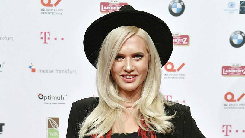 Die ehemalige "Germany's next Topmodel"- und Dschungelcamp-Teilnehmerin Sarah Knappik wandert aus Deutschland aus. Die ehemalige "Germany's next Topmodel"- und Dschungelcamp-Teilnehmerin Sarah Knappik wandert aus Deutschland aus.