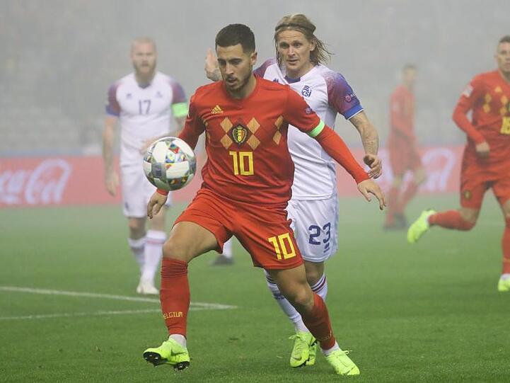 Belgiens Eden Hazard (vorn) setzt sich gegn den Isländer Ari Freyr Skulason durch.