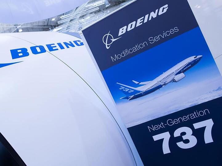 Im ersten Quartal brach Boeings Gewinn verglichen mit dem Vorjahreszeitraum um 13 Prozent auf 2,1 Milliarden Dollar (1,9 Mrd Euro) ein.