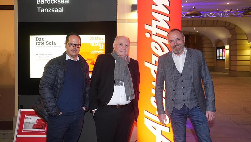Uli Hoeneß, Ehrenpräsident des FC Bayern, wird von AZ-Chefredakteur Michael Schilling (rechts) und FC-Bayern-Reporter Patrick Strasser begrüßt. Uli Hoeneß, Ehrenpräsident des FC Bayern, wird von AZ-Chefredakteur Michael Schilling (rechts) und FC-Bayern-Reporter Patrick Strasser begrüßt.