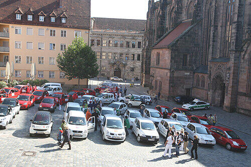 Etwa 50 Dienste aus dem Großraum Nürnberg protestierten mit Hupkonzert und Autokorso gegen die Unterfinanzierung der Pflege.