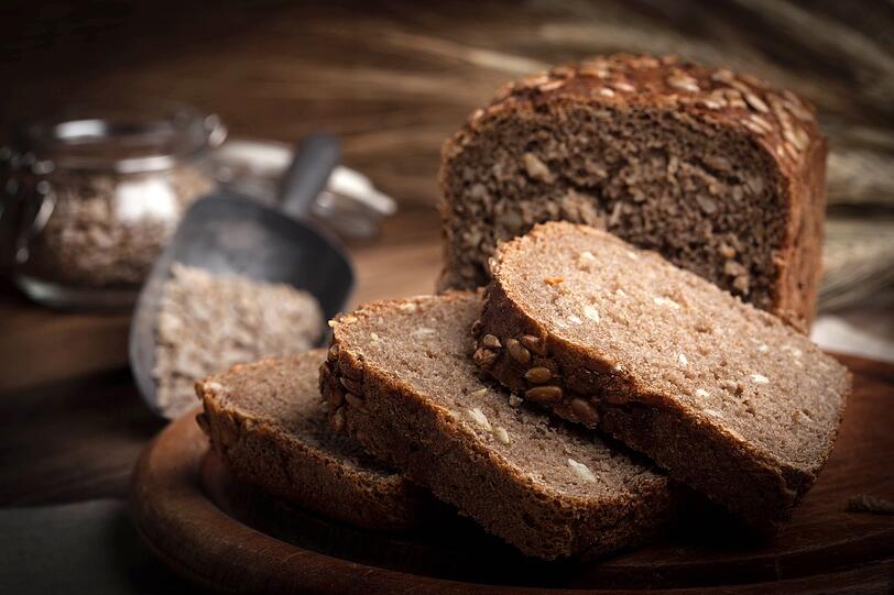 Nat&uuml;rlich sind Vollkornprodukte gesund, erst recht im Vergleich zu den hellen Varianten aus wei&szlig;em Mehl und ohne Kerne. Doch achten Sie beim Kauf ganz genau auf die Inhaltsstoffe: Nicht jedes Vollkornbrot enth&auml;lt ausschlie&szlig;lich volles Korn, h&auml;ufig wird dem Teig noch Zucker beigemischt.
