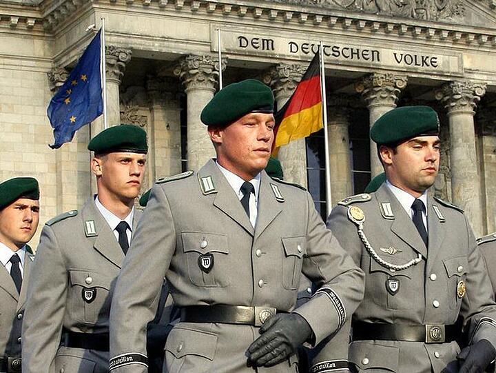 Müssen in Zukunft nur noch 6 Monate Wehrdienst leisten: junge Bundeswehrsoldaten.