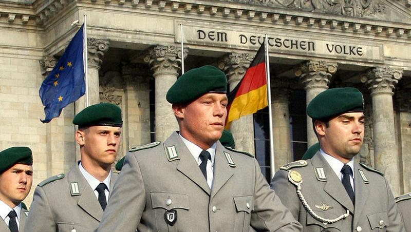 Müssen in Zukunft nur noch 6 Monate Wehrdienst leisten: junge Bundeswehrsoldaten. Müssen in Zukunft nur noch 6 Monate Wehrdienst leisten: junge Bundeswehrsoldaten.