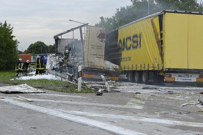 Schwerer Unfall mit drei Lkw bei Wörth: Der Fahrer eines Lastwagen kollidierte mit einem der abgestellten Fahrzeuge, woraufhin drei Lkw in Flammen aufgingen. Ein Mann kam ums Leben. Die Bilder