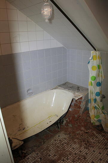 Mit schwerem Gerät befreit die Feuerwehr in Waldkraiburg im Landkreis Mühldorf am Inn einen schwergewichtigen Mann: Durch ein Vakuum ist er in seiner Wanne festgesteckt.