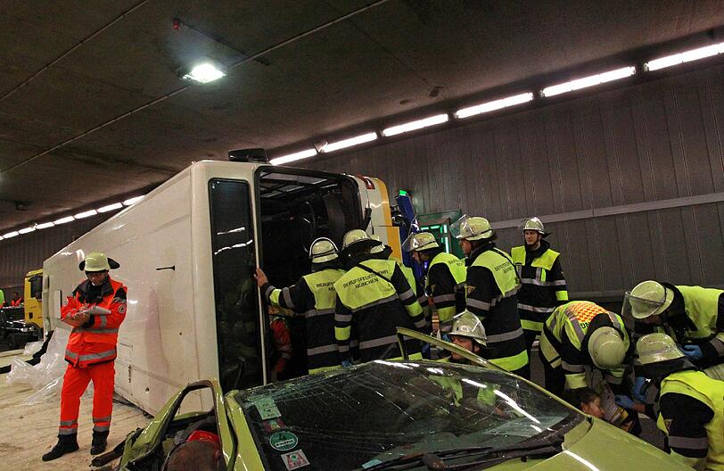 Ein schwerer Autounfall im Tunnel, klaffende Wunden, schreiende Verletzte: Rettungskräfte haben den Ernstfall im Richard-Strauss-Tunnel geprobt. Die AZ war dabei und hat den großen Übungseinsatz verfolgt.