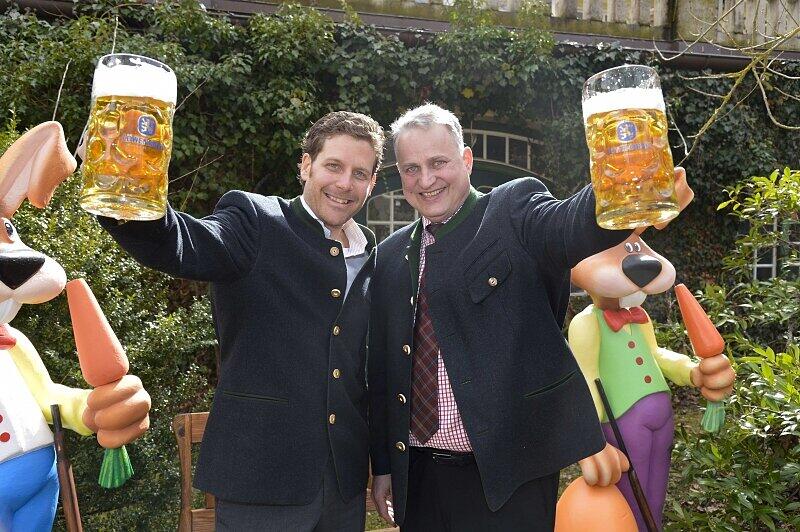 Auch dieses Jahr feierten 2.000 Gäste am Auftakt-Abend der Nacht der Tracht in Dirndl und Lederhosn ein rauschendes Fest im Löwenbräukeller! Bereits zum 12. Mal zapften die Veranstalter Wiesnwirt Christian Schottenhamel und Eventmanager Philip Greffenius beim traditionellen Anstich der Nacht der Tracht das erste Fass gekonnt mit nur zwei Schlägen an, und freuten sich über die gute Stimmung im Festsaal. Die Bilder!