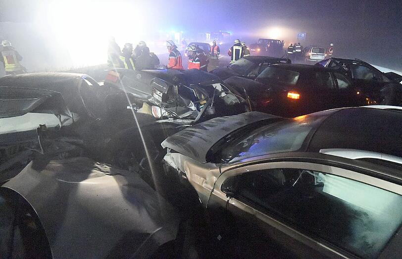 Bei einer Massenkarambolage auf der A 33 bei Paderborn sind ein Mann getötet und 66 Menschen zum Teil schwer verletzt worden.