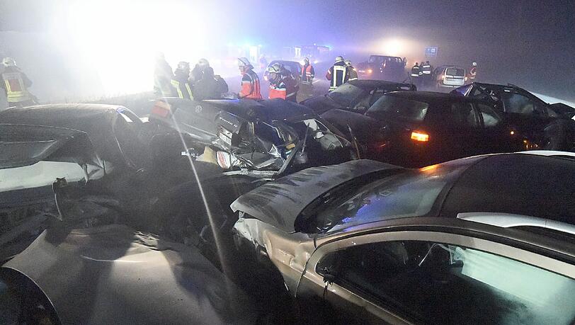 Bei einer Massenkarambolage auf der A 33 bei Paderborn sind ein Mann getötet und 66 Menschen zum Teil schwer verletzt worden. Bei einer Massenkarambolage auf der A 33 bei Paderborn sind ein Mann getötet und 66 Menschen zum Teil schwer verletzt worden.