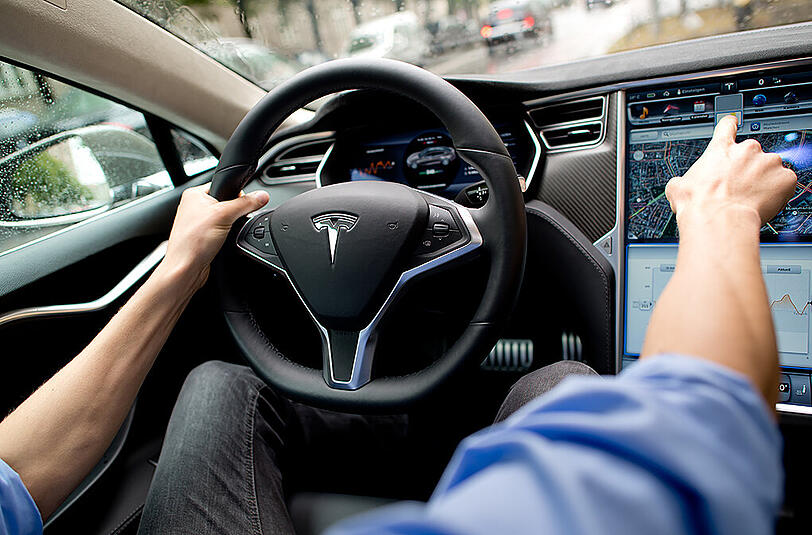 Tesla-Chef Elon Musk verteidigt das Fahrassistenz-System "Autopilot" seiner E-Autos. Auch, wenn die Technik - wie hier im Tesla Model S - mit der Bezeichnung "Beta" eingeführt wurde, handele es sich nicht um eine unfertige Technik. Foto: Sven Hoppe