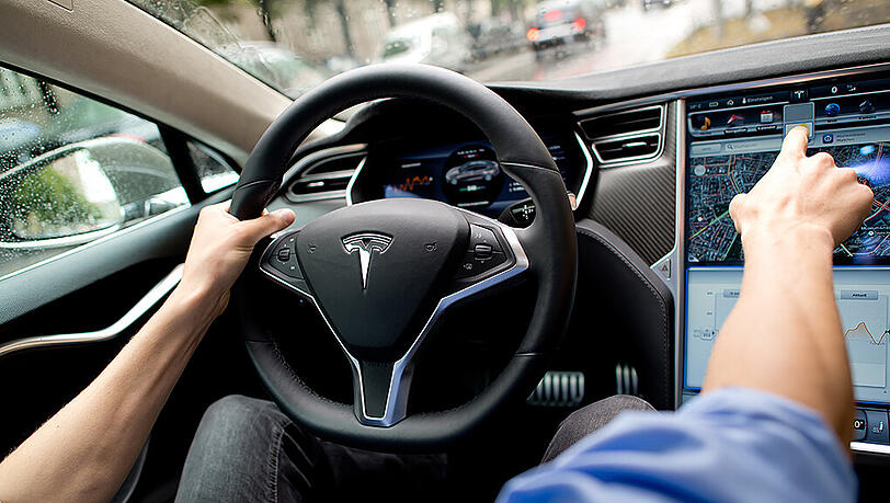 Tesla-Chef Elon Musk verteidigt das Fahrassistenz-System "Autopilot" seiner E-Autos. Auch, wenn die Technik - wie hier im Tesla Model S - mit der Bezeichnung "Beta" eingeführt wurde, handele es sich nicht um eine unfertige Technik. Foto: Sven Hoppe Tesla-Chef Elon Musk verteidigt das Fahrassistenz-System "Autopilot" seiner E-Autos. Auch, wenn die Technik - wie hier im Tesla Model S - mit der Bezeichnung "Beta" eingeführt wurde, handele es sich nicht um eine unfertige Technik. Foto: Sven Hoppe