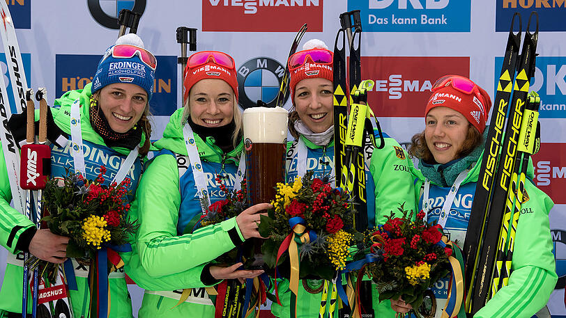 Strahlende Siegerinnen von Ruhpolding: Vanessa Hinz, Maren Hammerschmidt, Franziska Preuss und Laura Dahlmeier (v.l.).