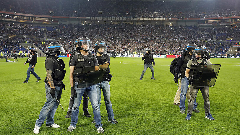 Vor der Partie Lyon gegen Besiktas spielten sich irre Szenen ab. Die Bilder.