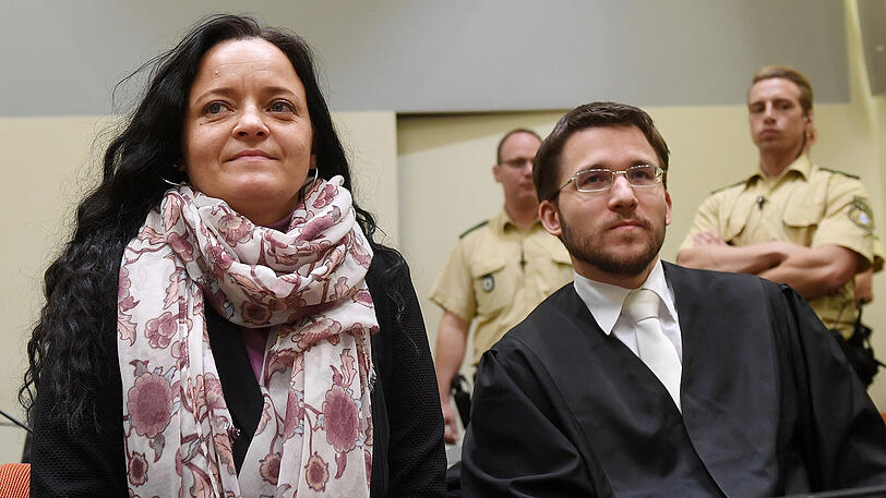 Beate Zschäpe im Gerichtssaal des Oberlandesgerichts München mit ihrem Anwalt Mathias Grasel.