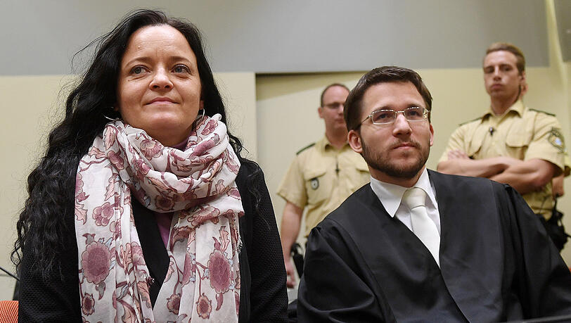 Beate Zschäpe im Gerichtssaal des Oberlandesgerichts München mit ihrem Anwalt Mathias Grasel. Beate Zschäpe im Gerichtssaal des Oberlandesgerichts München mit ihrem Anwalt Mathias Grasel.