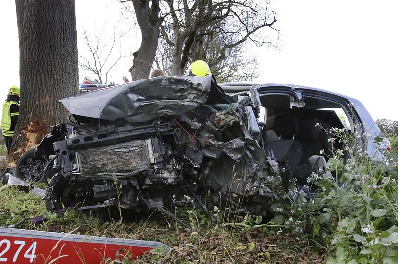 Ein 27-jähriger Student stirbt nach Aufprall gegen Baum.