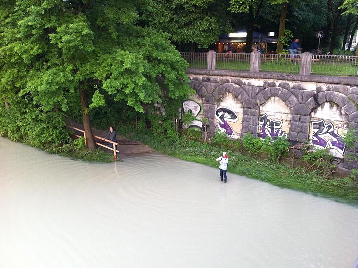 ... fassungslos steht hier ein Mann im Wasser und fotografiert die Szene. Vor allem an die Nacht zum Montag denken viele in der Au wohl noch länger mit Schrecken zurück...