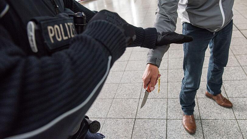 Der 25-Jährige hat die Polizisten mit einem Messer bedroht. (Symbolbild)