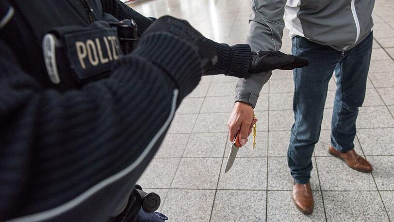Der 25-Jährige hat die Polizisten mit einem Messer bedroht. (Symbolbild) Der 25-Jährige hat die Polizisten mit einem Messer bedroht. (Symbolbild)