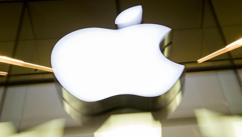 Das Apple-Logo leuchtet an der Fassade des Apple-Store in München. Die EU-Kommission hat gegen den US-Konzern zwei Kartellverfahren gestartet. Das Apple-Logo leuchtet an der Fassade des Apple-Store in München. Die EU-Kommission hat gegen den US-Konzern zwei Kartellverfahren gestartet.