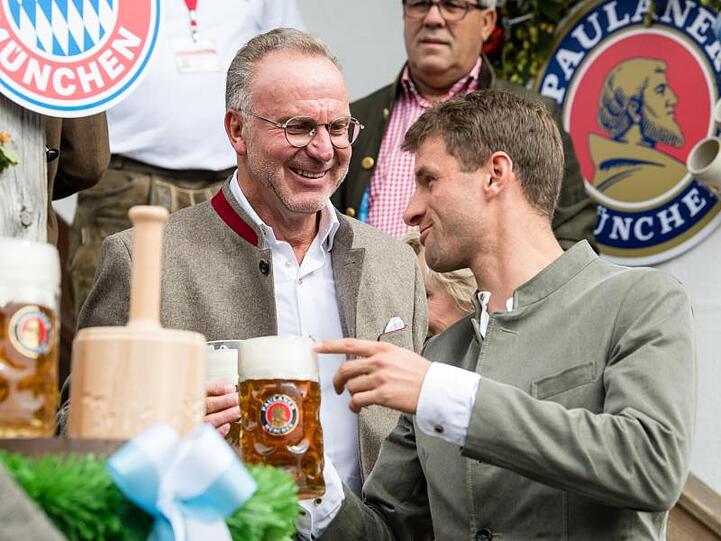 Auch nach der Pleite gegen Hoffenheim - Thomas Müller und Karl-Heinz Rummenigge haben ihr Lachen nicht verloren.