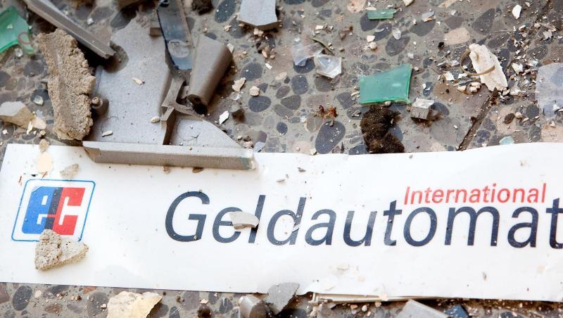 Splitter und ein Schild mit der Aufschrift "Geldautomat" liegen auf dem Fußboden vor einem gesprengten Geldautomaten (Archiv). Splitter und ein Schild mit der Aufschrift "Geldautomat" liegen auf dem Fußboden vor einem gesprengten Geldautomaten (Archiv).