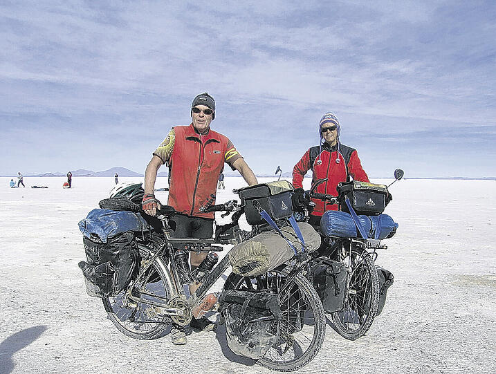 Oldies but Goldies: Doris (54) und Hans Höhle (67) bei einer kurzen Rast auf dem mit 3000 Metern höchstgelegenen Salzsee der Welt in Bolivien.