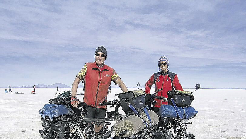 Oldies but Goldies: Doris (54) und Hans Höhle (67) bei einer kurzen Rast auf dem mit 3000 Metern höchstgelegenen Salzsee der Welt in Bolivien. Oldies but Goldies: Doris (54) und Hans Höhle (67) bei einer kurzen Rast auf dem mit 3000 Metern höchstgelegenen Salzsee der Welt in Bolivien.