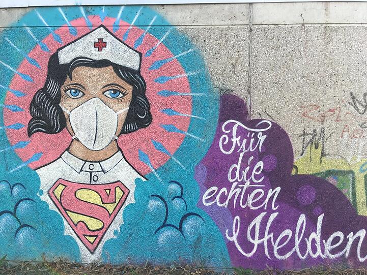 In der Pandemie fanden sich plötzlich ganz neue Helden: Graffiti "Super Nurse", 2020 in Hamm.