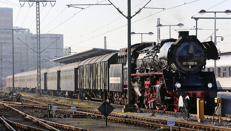 Man hört sie von weitem, man riecht sie – und sie sind natürlich ein absoluter Hingucker: Wenn alte Dampf-Loks zu Gast sind am Ostbahnhof, ist Publikum garantiert.