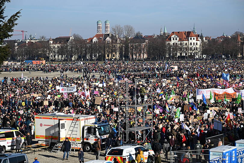 Veranstalter und Polizei rechnete im Vorfeld mit 75.000 Teilnehmern. Schon kurz nach Beginn der Veranstaltung waren es über 100.000 Menschen, die sich auf der Theresienwiese versammelt haben.