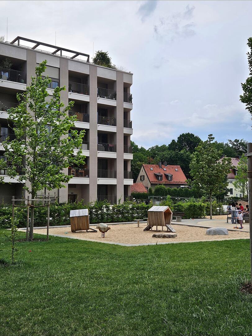 Der Kleinkindspielplatz ist deutlich näher an den Wohnhäusern. Der Kleinkindspielplatz ist deutlich näher an den Wohnhäusern.