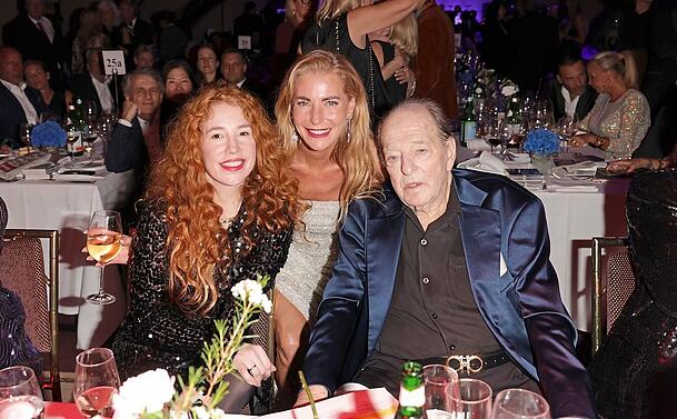 Ralph Siegel mit Frau Laura (l.) und Tochter Giulia Siegel bei seiner Geburtstagsfeier im Bayerischen Hof 2025. Ralph Siegel mit Frau Laura (l.) und Tochter Giulia Siegel bei seiner Geburtstagsfeier im Bayerischen Hof 2025.