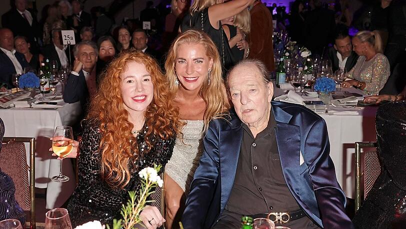 Ralph Siegel mit Frau Laura (l.) und Tochter Giulia Siegel bei seiner Geburtstagsfeier im Bayerischen Hof 2025. Ralph Siegel mit Frau Laura (l.) und Tochter Giulia Siegel bei seiner Geburtstagsfeier im Bayerischen Hof 2025.