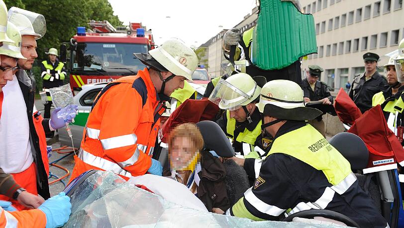 Die Feuerwehr befreit das Unfallopfer aus dem völlig zerstörten Kleinwagen. Die Feuerwehr befreit das Unfallopfer aus dem völlig zerstörten Kleinwagen.