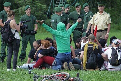 Lautstark protestieren die Flüchtlinge, es kommt zum Gerangel, die Polizei fürchtet Verletzte und zieht ab.