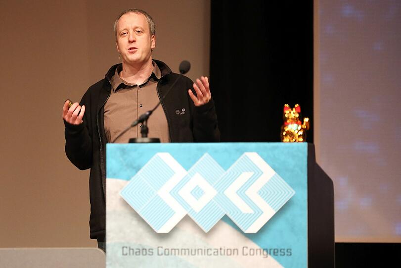 Bilder vom Treffen des Chaos Computer Clubs beim 30. Chaos Communication Congress (30C3). Mit dabei auch der britische Medienkünstler und Veteran des Chaos Computer Clubs (CCC), Tim Pritlove. Die Hacker treffen sich bis zum 30.12.2013 in Hamburg, wo das das größte Treffen der Hackerszene in Europa stattfindet.