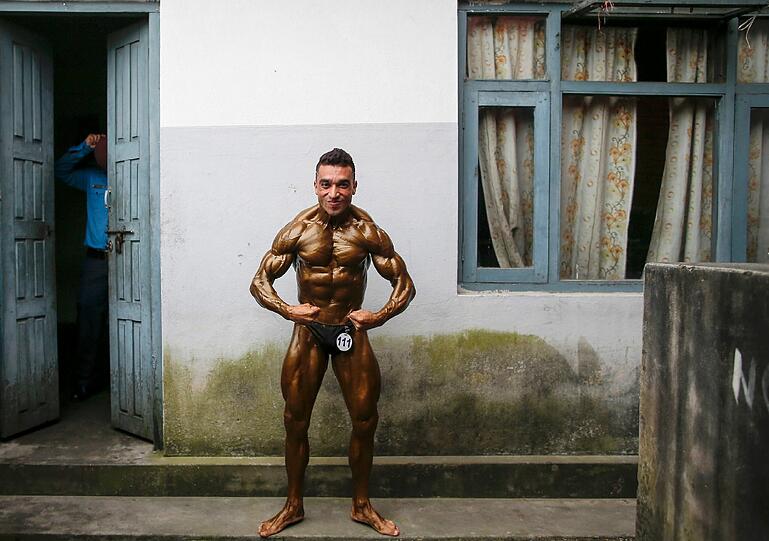Hunderte Muskelpakete aus ganz Nepal nehmen jedes Jahr an der Qualifikation der Dharmashree, der nationalen Bodybuilding-Meisterschaft, teil. Bei diesem jungen Herrn scheint das Goldspray nur für die Partien abwärts des Halses gereicht zu haben.
